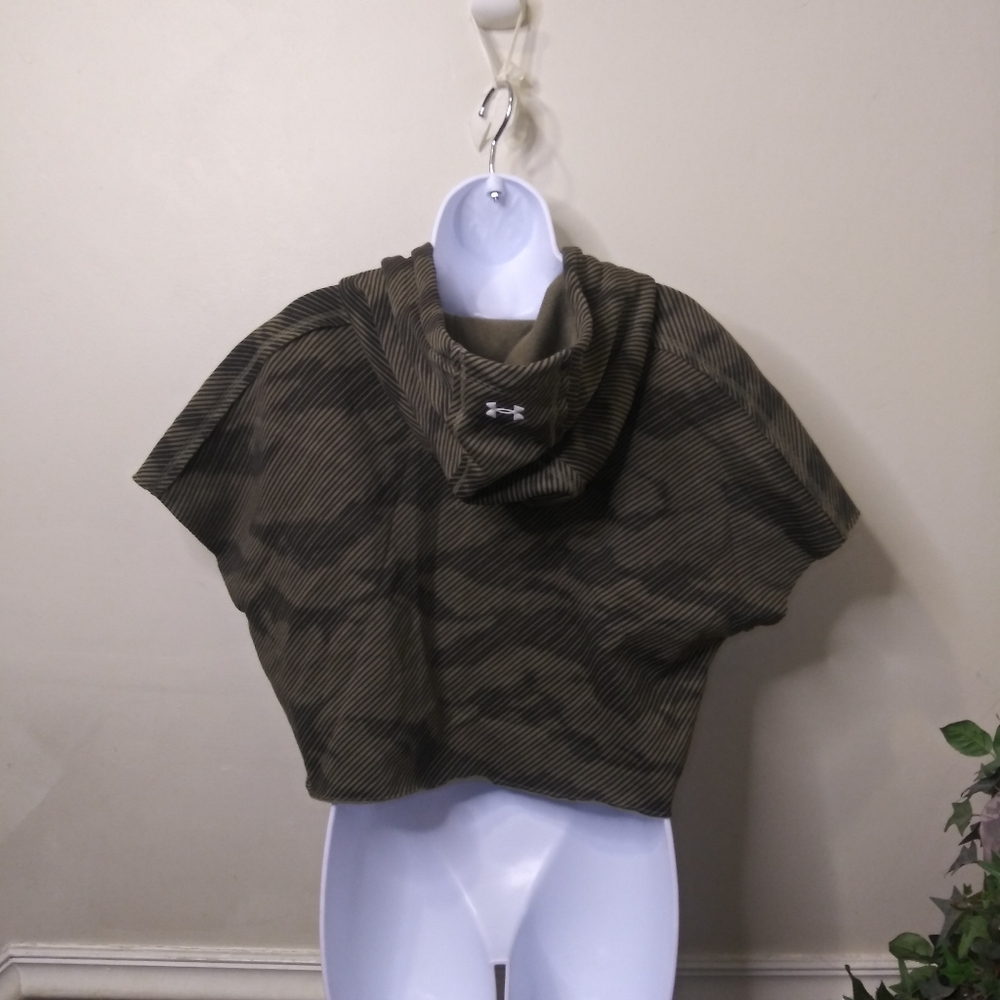 Under Armour Project Rock Olive Green Fatigue-Like Print Cropped Hoodie - Picture 3 of 11